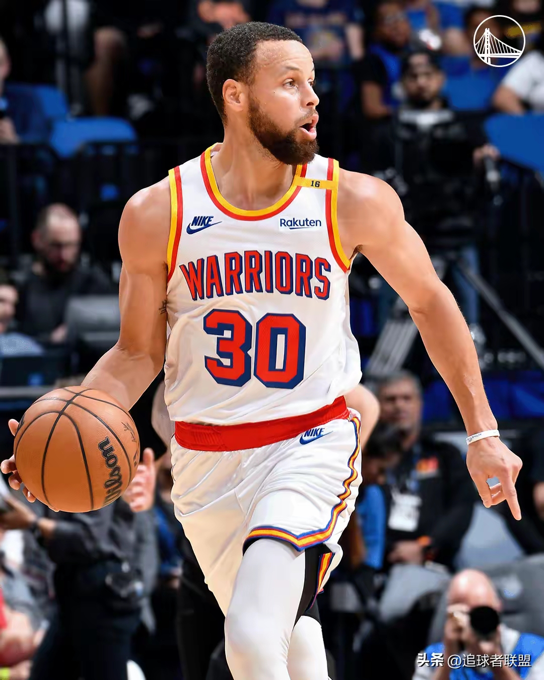 爱游戏全站-库里连续五场比赛得分超过出色发挥，掘金不断突破！-爱游戏全站