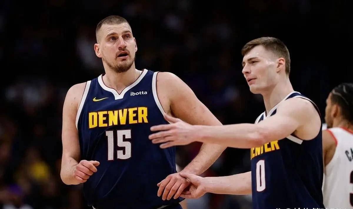 爱游戏全站-掘金前途光明！，莱万多夫斯基新星反败为胜表现突出赛场气氛高涨-爱游戏全站